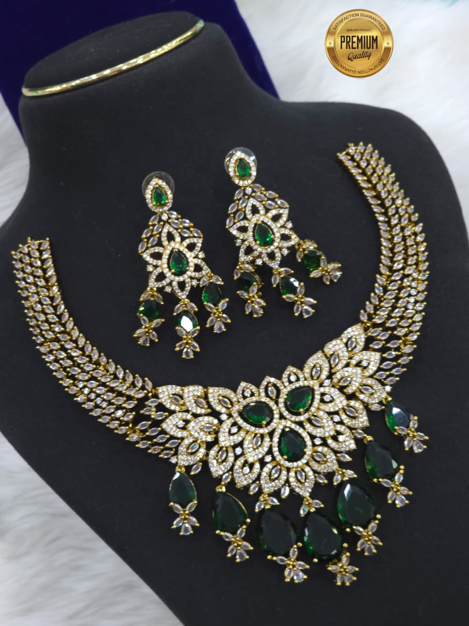 MATT FINISH CZ STONES LEAF NECKLACE